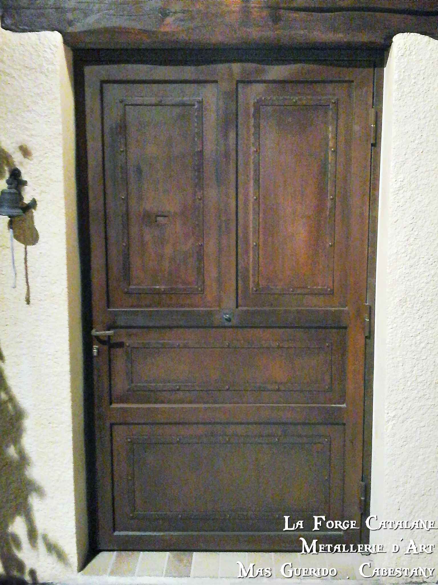 porte entree pleine ouvrage rivets apparent moulures La Forge Catalane (3).jpg